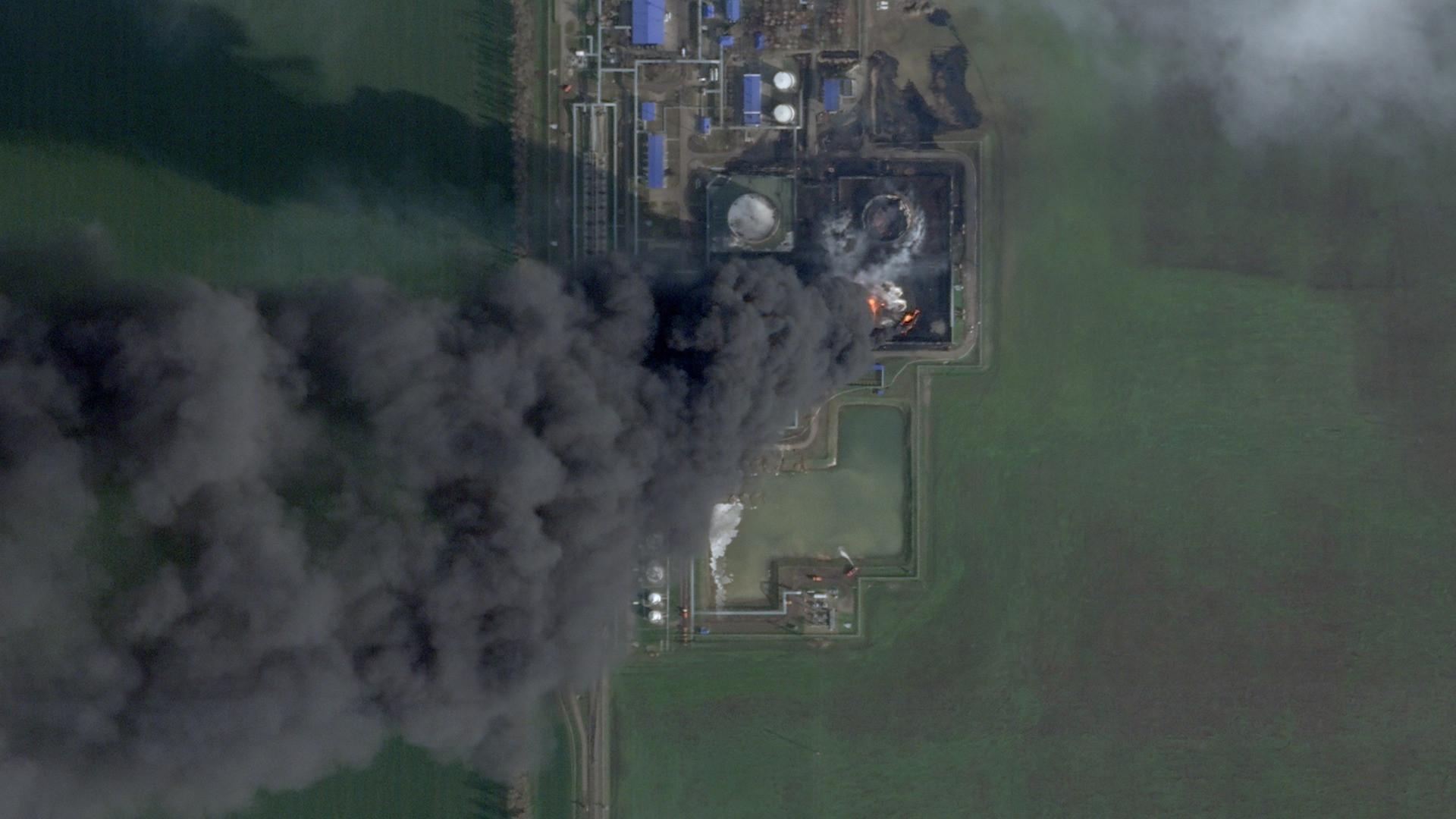 Incendio a una raffineria russa per un attacco di droni ucraini