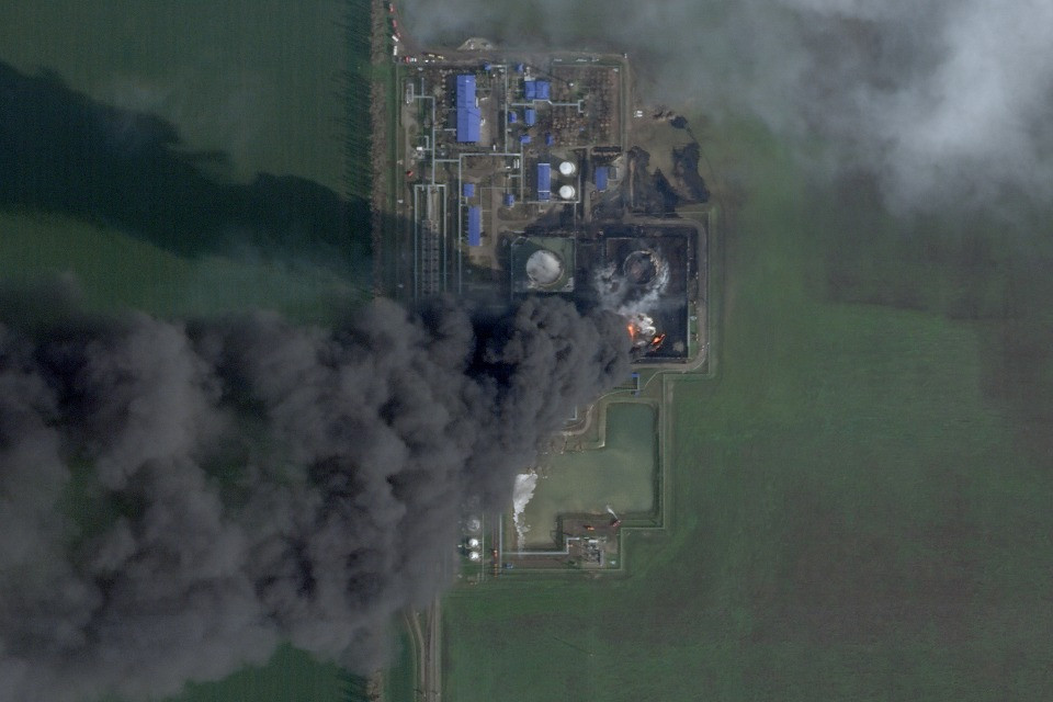Incendio a una raffineria russa per un attacco di droni ucraini