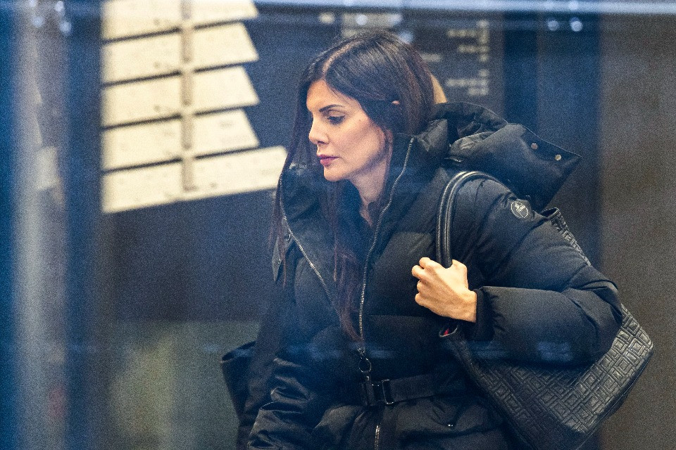 Crans-Montana, la verità dei filmati: «Jessica Moretti è fuggita, calpestando i ragazzi»