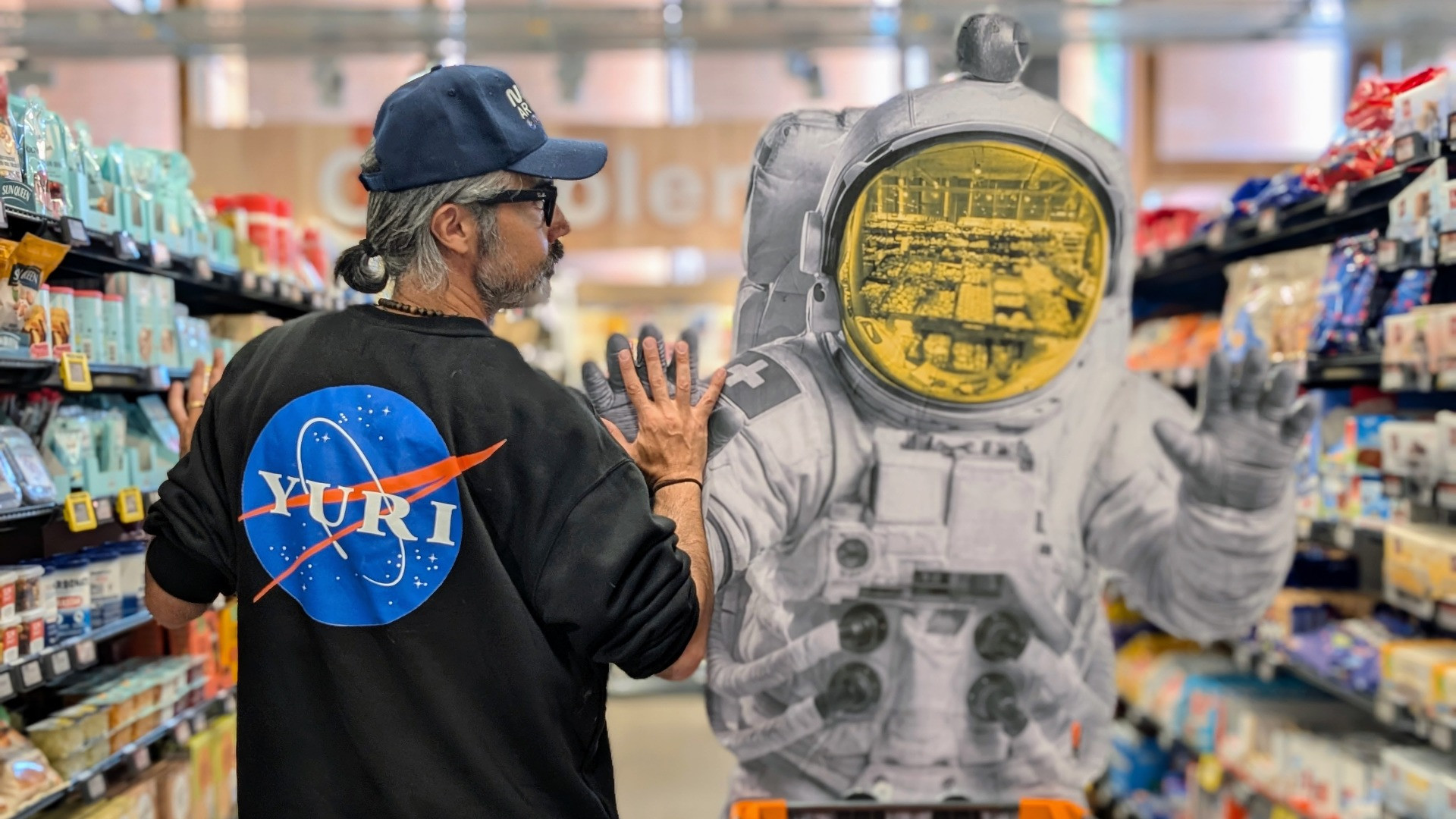 L’arte entra al supermercato: tra zuppe lunari e rösti sottovuoto Yuri Catania porta la luna tra le corsie