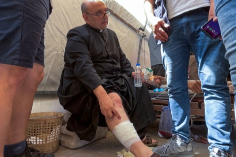 Il parroco di Gaza: «La tregua è fragile, non resta che pregare»