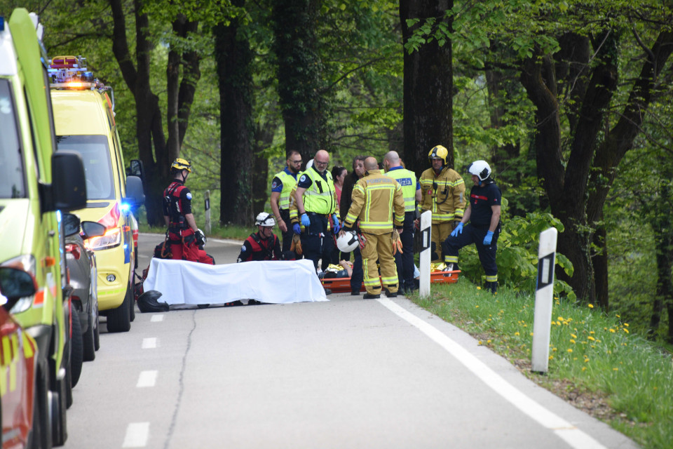 Perde il controllo della moto, abbatte un palo e finisce nella scarpata