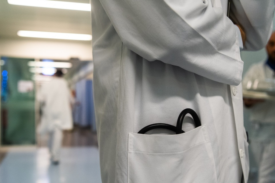 Fatture inviate ai feriti di Crans-Montana, «più diplomatici» gli altri ospedali svizzeri