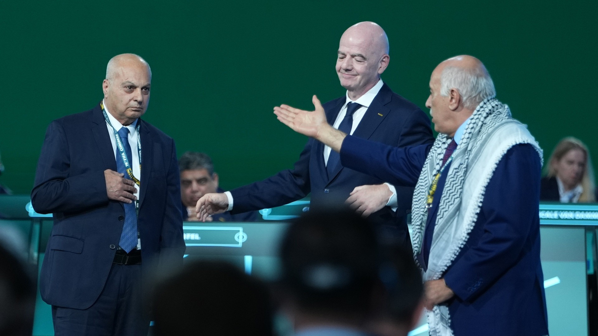 Palestina e Israele non si stringono la mano, per l'imbarazzo di Gianni Infantino