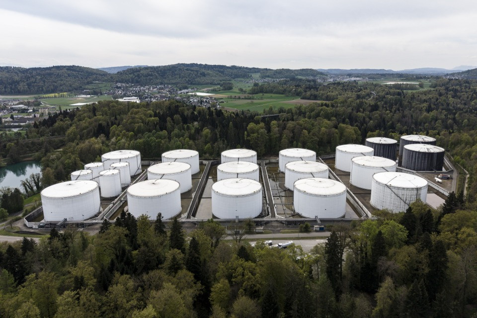 Il prezzo del petrolio schizza alle stelle e la minaccia di carenze spaventa la Svizzera