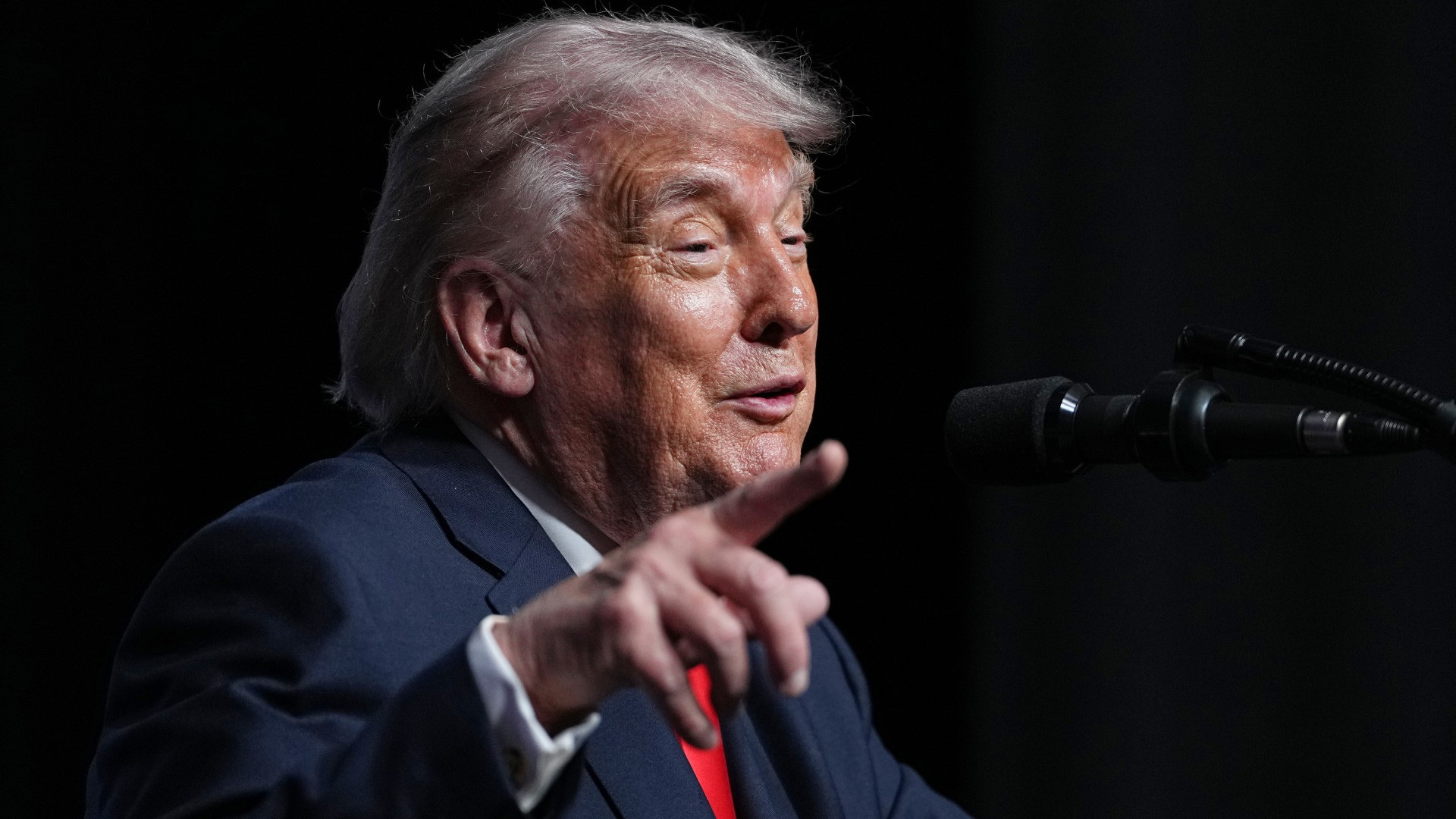 Donald Trump «Cuba? Forse una portaerei potrebbe fermarsi al ritorno dall'Iran»