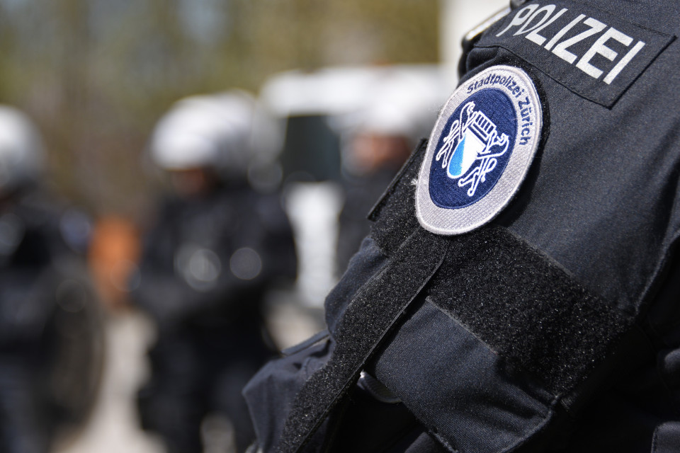 Scontri tra manifestanti e polizia nella notte a Zurigo
