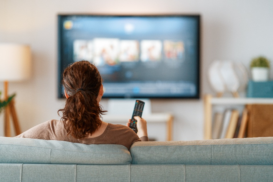 Da Friends a Montalbano, siamo entrati nell’età del comfort viewing (anche in Svizzera)