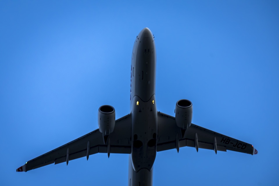 Gli svizzeri non si vergognano di prendere l'aereo