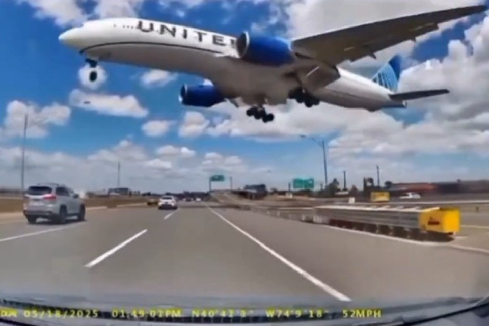 Incidente durante l'atterraggio a Newark: un volo da Venezia colpisce un camion e un palo della luce