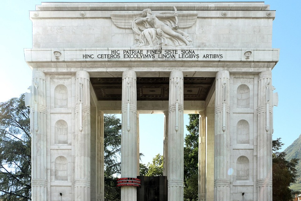 La sicurezza dei confini, simboleggiata da un monumento