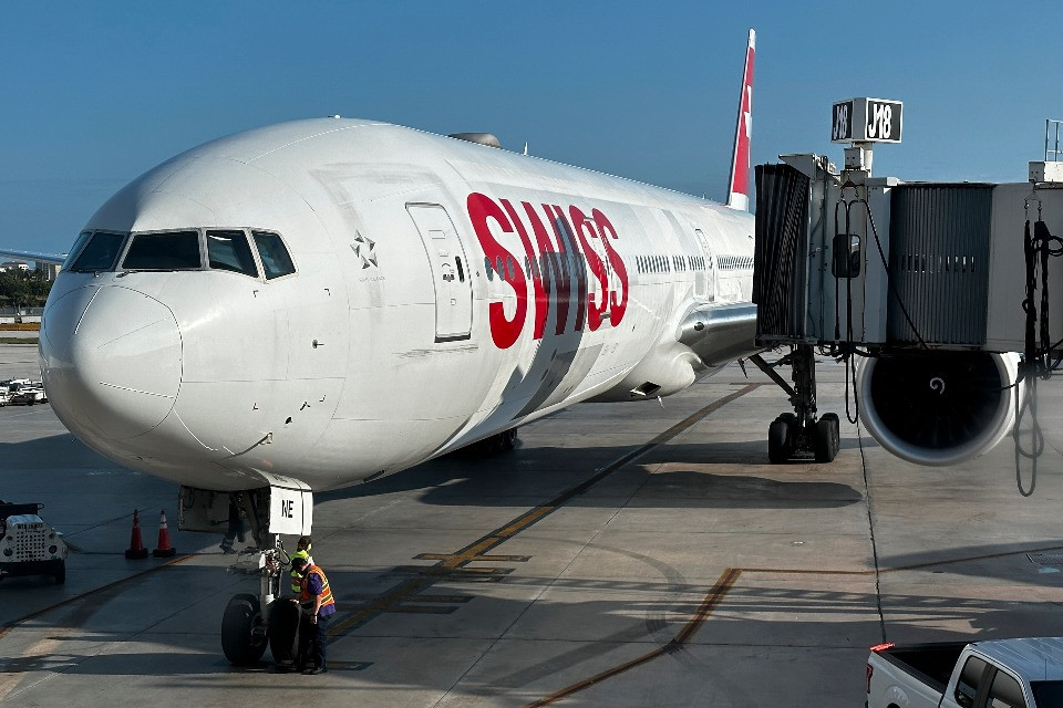 Donna molestata da un passeggero su un volo Swiss: «Le ha messo le mani nelle parti intime»