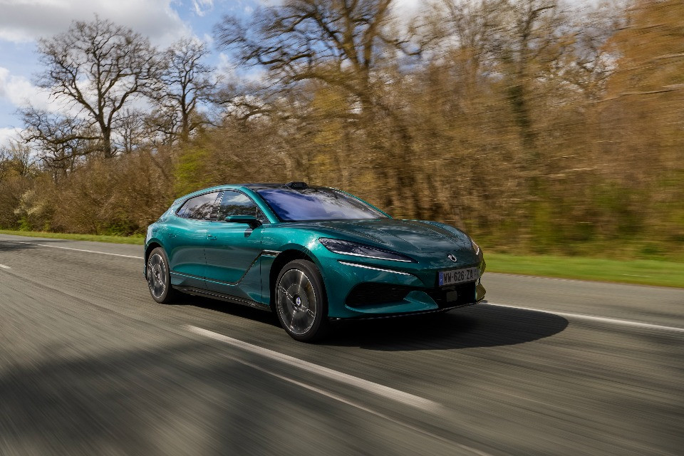 Denza, il marchio di lusso di BYD, arriva in Ticino: «Con il Flash Charging 900 km in pochi minuti»
