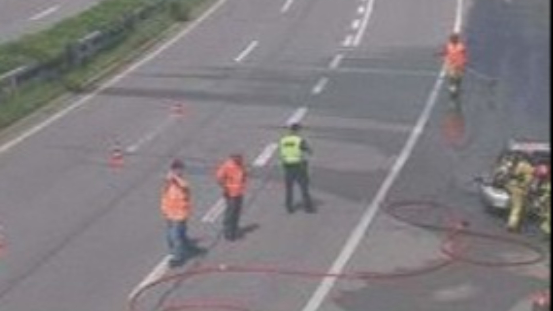 Auto in fiamme sulla A2 in zona Camorino