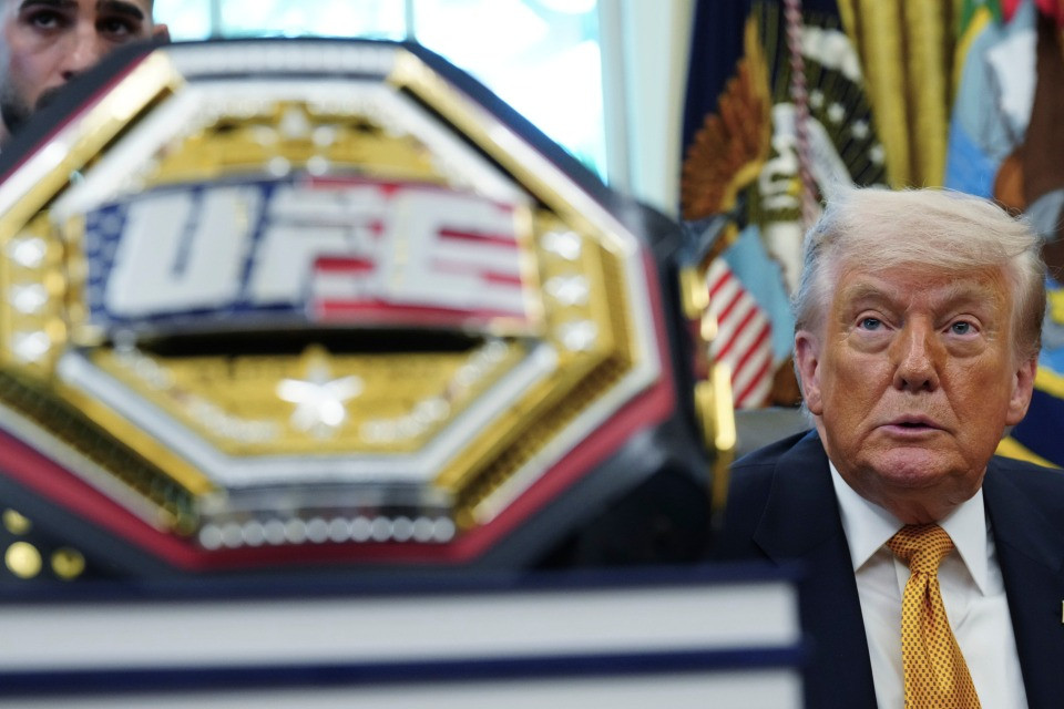 Bocciati i dazi del 10% imposti da Donald Trump: «Sono illegali»