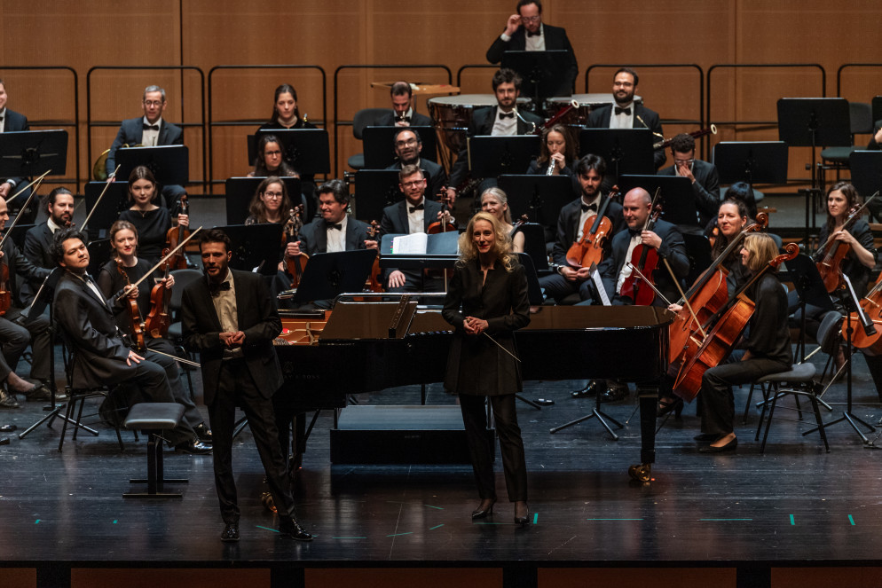 La Swiss Orchestra e la sua direttrice Lena-Lisa Wüstendörfer durante la vivace presentazione del concerto.&nbsp;