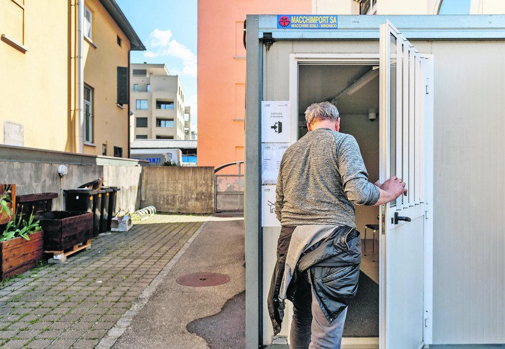 L'ingresso del container dove avviene la somministrazione (foto Cdt- Zocchetti)