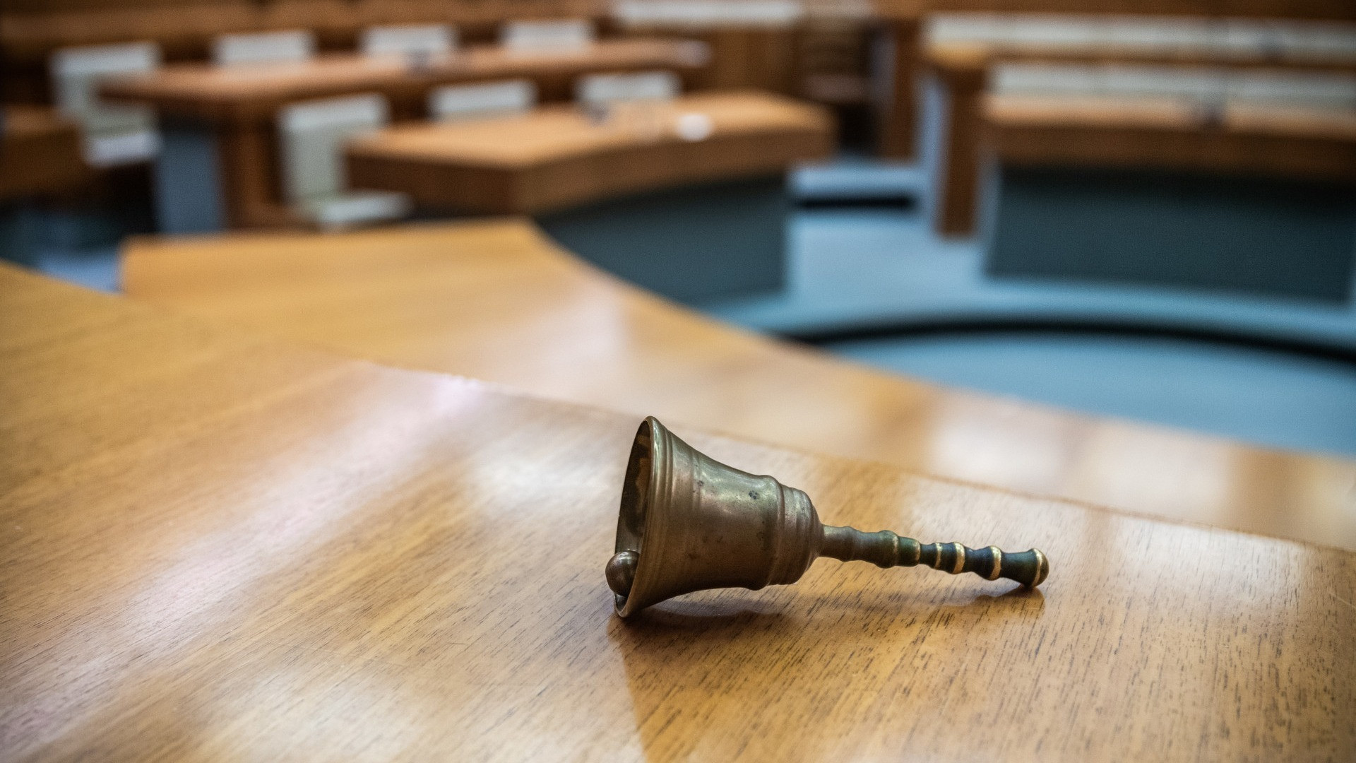 Ruba un’auto e quasi investe una donna, ventiquattrenne condannato al carcere