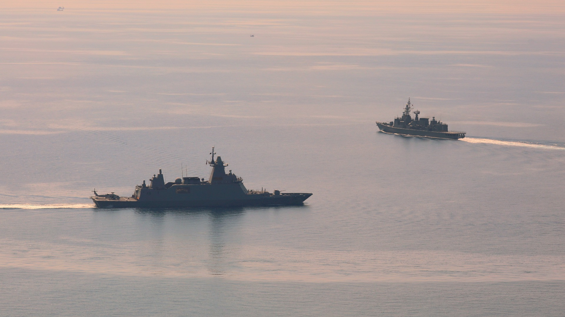 La tregua tra Iran e Usa vacilla: attacco contro navi americane nello Stretto di Hormuz