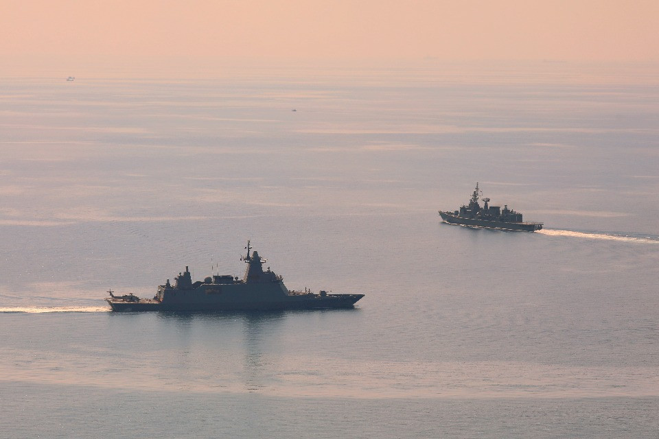 La tregua tra Iran e Usa vacilla: attacco contro navi americane nello Stretto di Hormuz