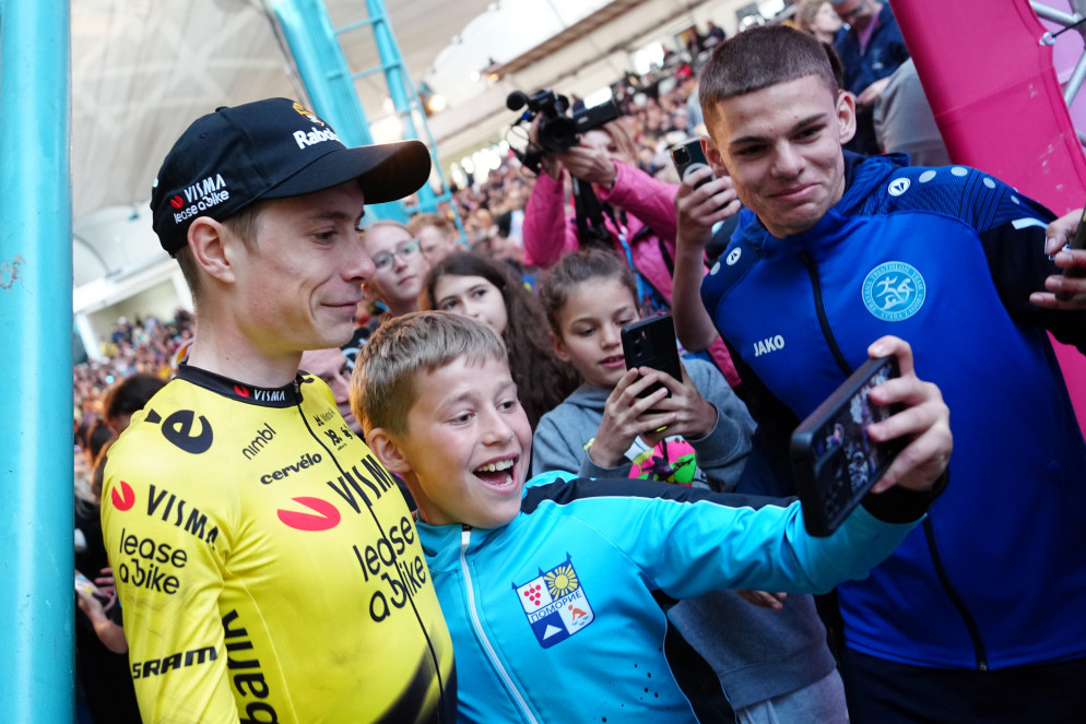 Il danese e grande favorito del Giro Jonas Vingegaard "assalito" dai piccoli fan alla partenza, dalla Bulgaria.&nbsp;© KEYSTONE / Gian Mattia d'Alberto