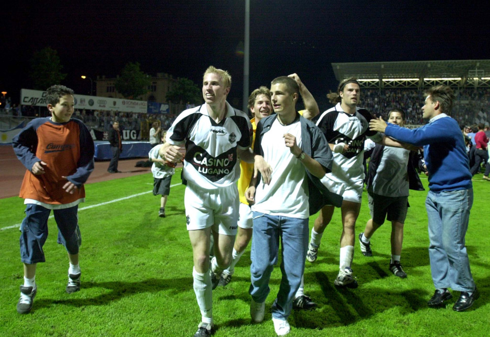 L'euforia di Cornaredo, dopo il 4-1 rifilato al San Gallo nel penultimo turno del girone per il titolo 2000-01.