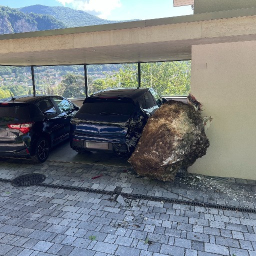 Brusco risveglio, un masso colpisce una casa