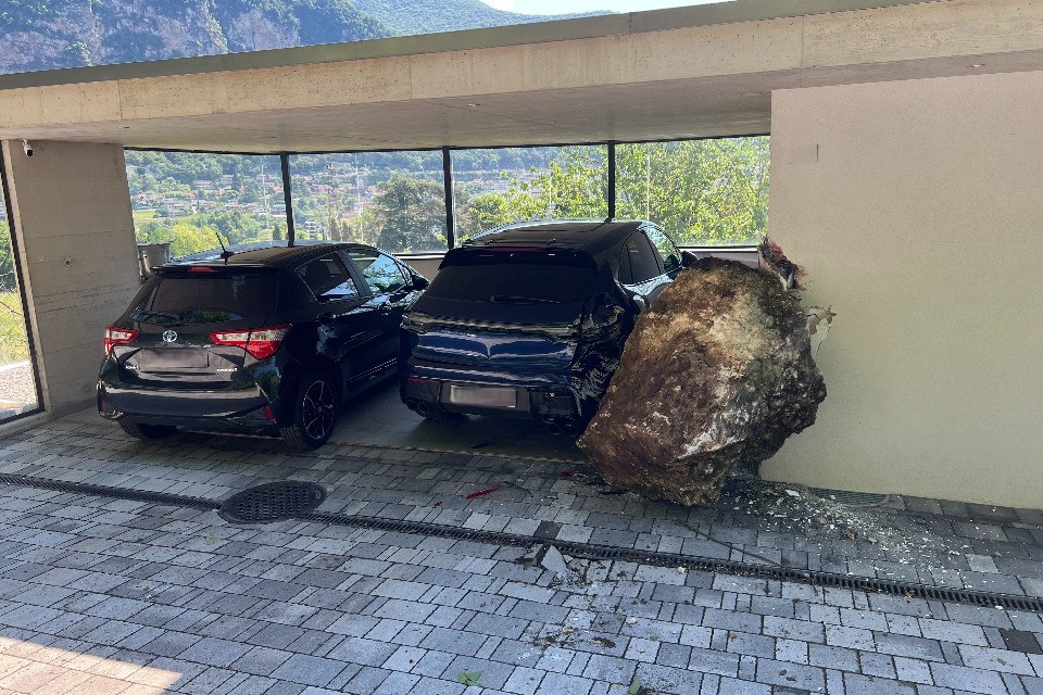 Brusco risveglio, un masso colpisce una casa