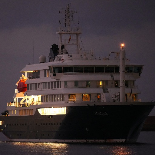 Hantavirus, la nave Hondius è arrivata a Tenerife