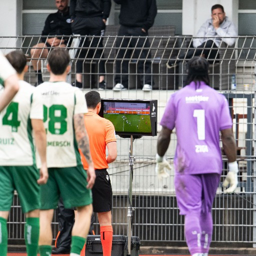 La situazione sfugge di mano, all'arbitro Dudic e pure al Lugano
