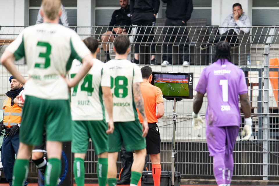 La situazione sfugge di mano, all'arbitro Dudic e pure al Lugano