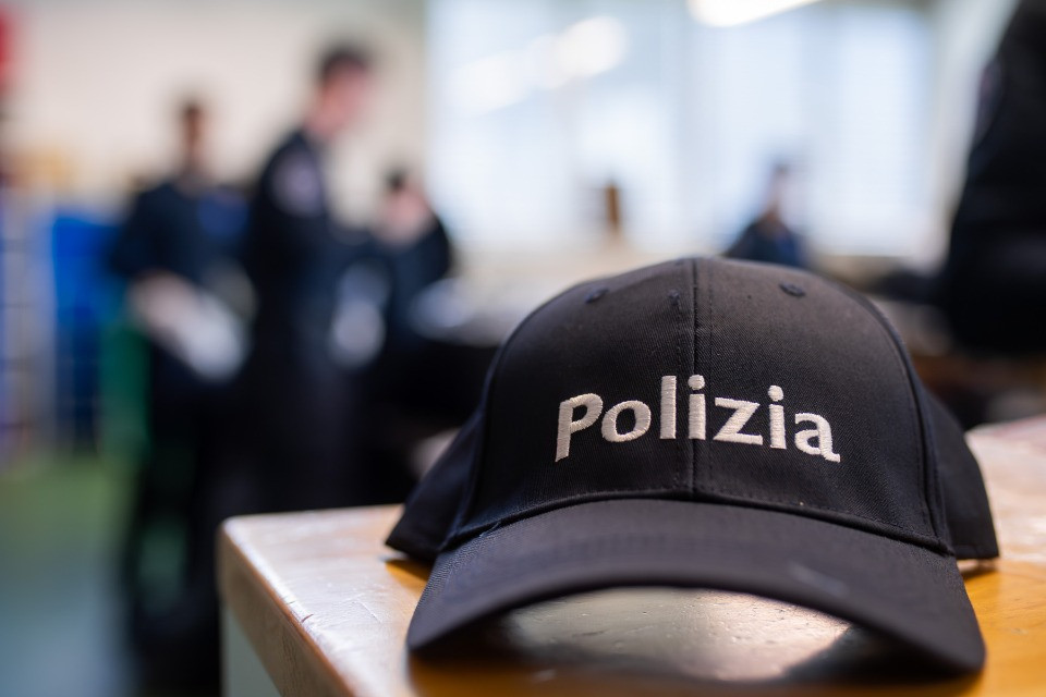 La Polizia, le persone e il gioco della carta
