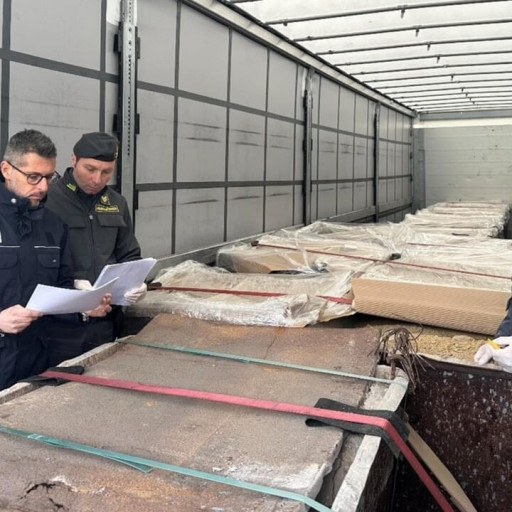Tir con 24 tonnellate di rifiuti sequestrato a Ponte Chiasso: denunciato l'autista bielorusso