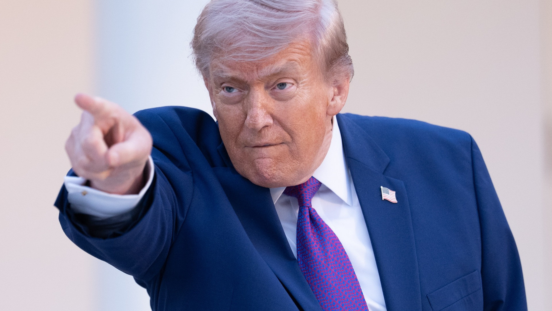 Trump: «L'esercito USA sta facendo il c**o all'Iran»