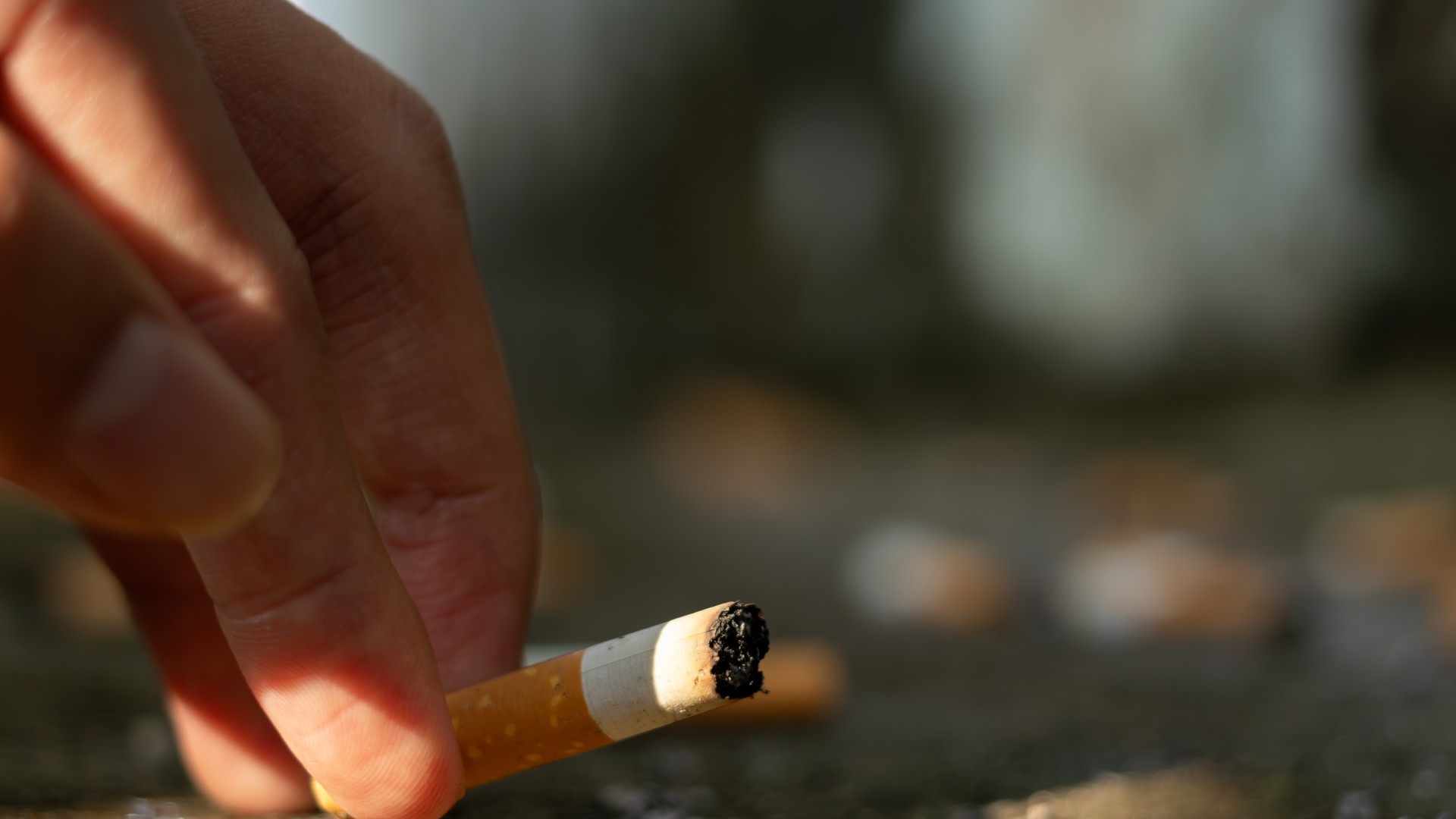 La guerra ai mozziconi di sigaretta e al fumo nei parchi giochi