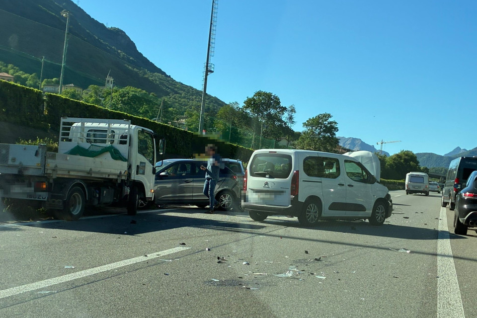 Incidente sulla A2 in zona Rivera: coinvolte diverse macchine