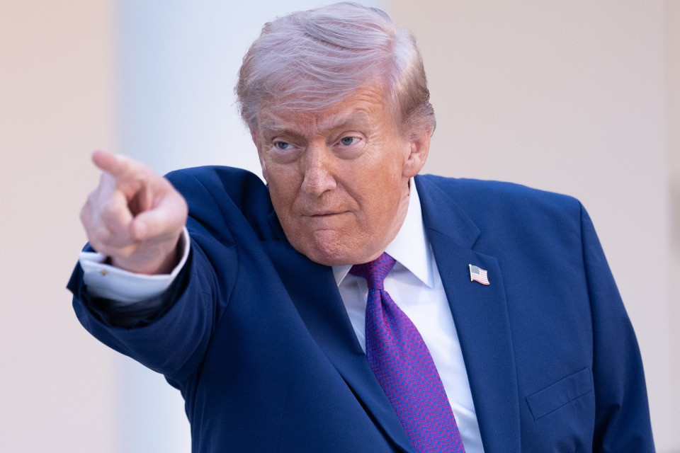 Trump: «L'esercito USA sta facendo il c**o all'Iran»