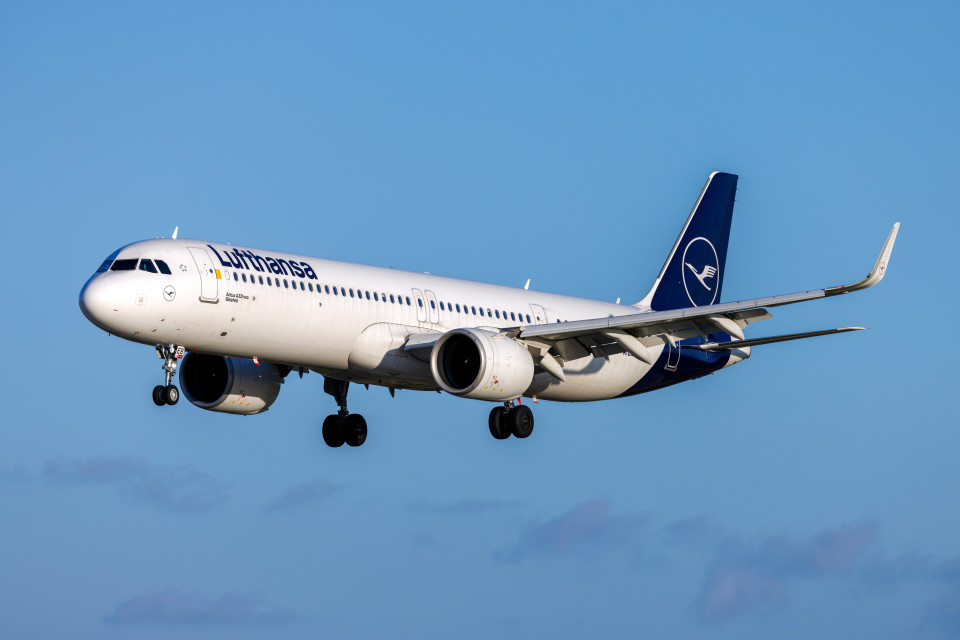 Forte odore sull'aereo, i passeggeri utilizzano gli scivoli di emergenza