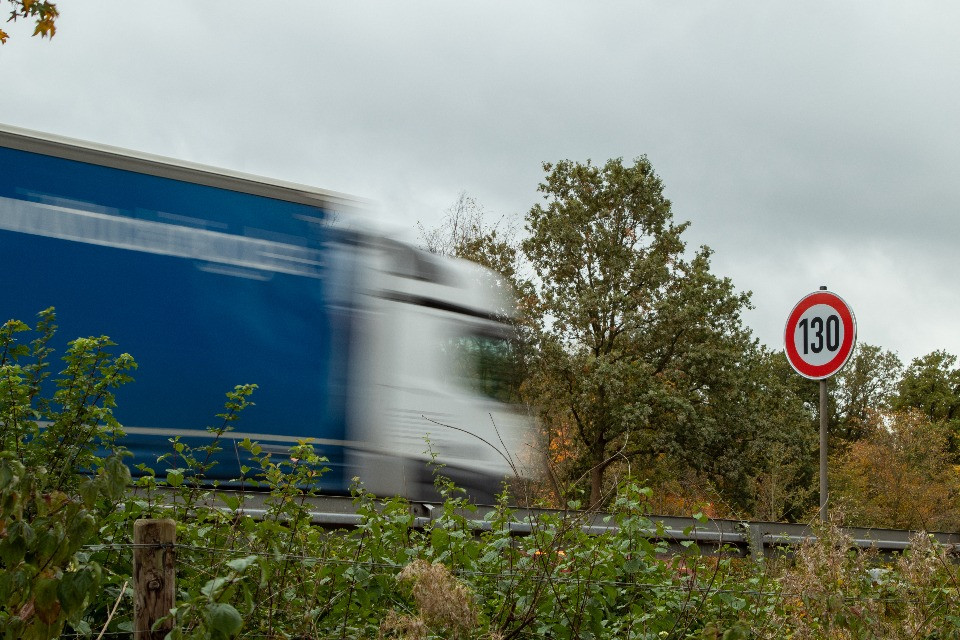 Autostrade a 130 km/h? A Berna il «no» passa per un soffio