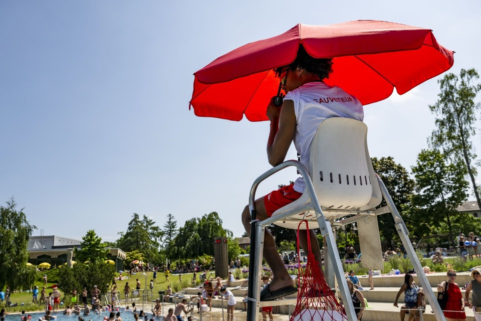 Piscina di Porrentruy, contestate le nuove restrizioni d’accesso