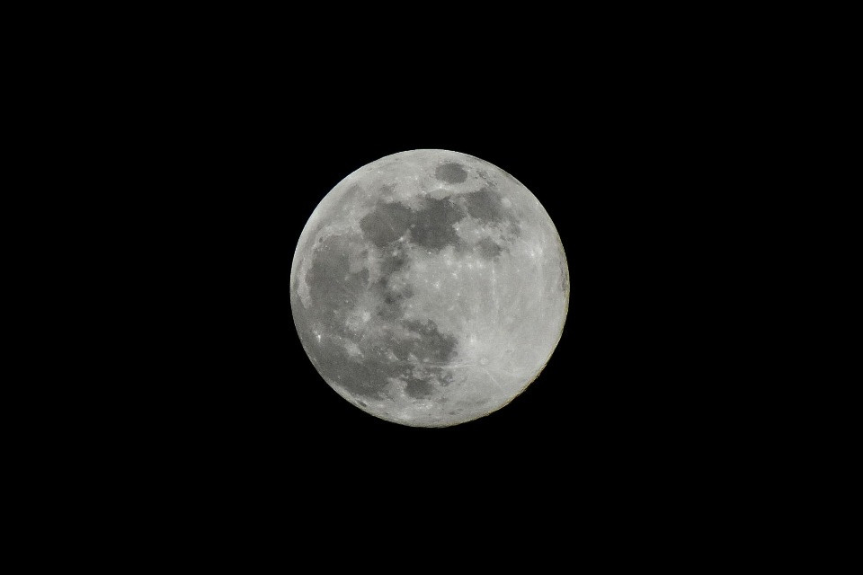 Tra terre e mari ecco svelati i misteri della luna