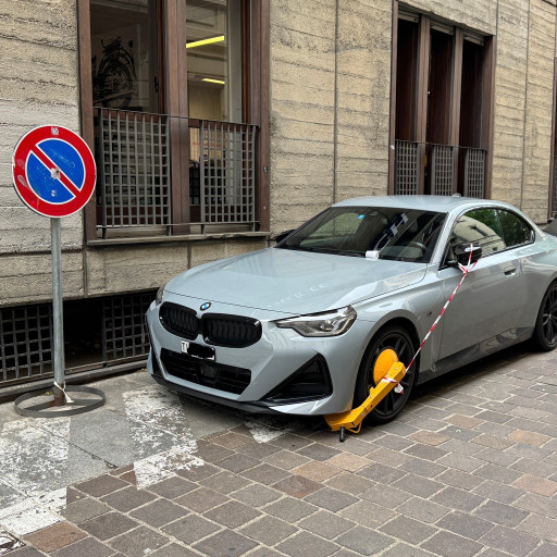 Due auto in divieto ma le ganasce solo alla ticinese, Quadri: «È tempo di restituire la gentilezza»
