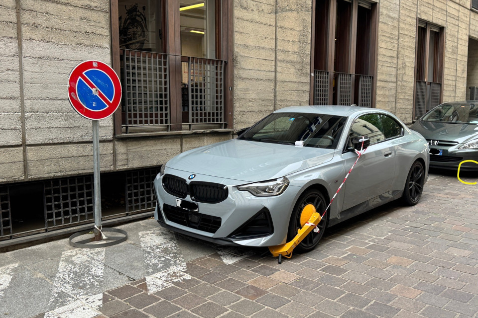Due auto in divieto ma le ganasce solo alla ticinese, Quadri: «È tempo di restituire la gentilezza»