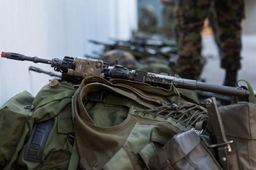 L'Esercito svizzero si allena al tiro dagli elicotteri