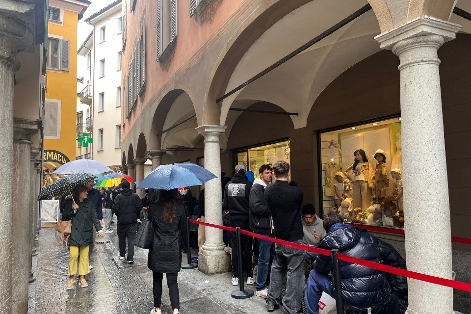 48 ore in coda per aspettare il nuovo Swatch Royal Pop: attese oltre 800 persone
