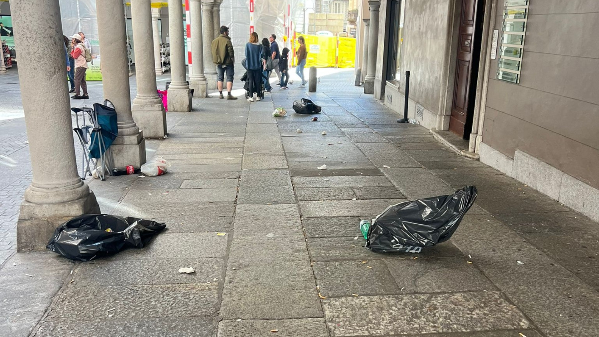 Che cosa resta dopo la lunga fila per il Royal Pop di Swatch? La spazzatura