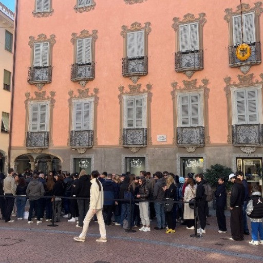 Swatch, le code arrivano fino in Piazza Cioccaro: «Ma dell'orologio non mi interessa, lo rivendo subito»