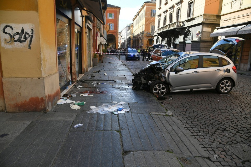 Auto sulla folla a Modena, emergono nuovi dettagli: indaga anche l’antiterrorismo