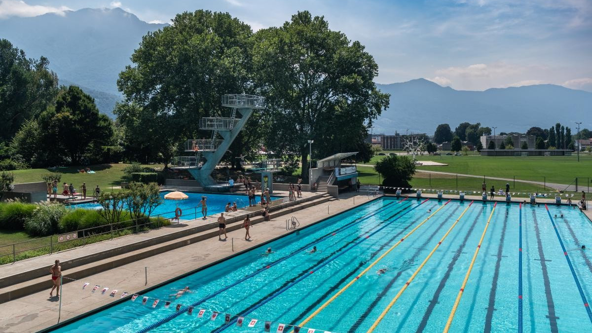 Si tuffa dal bordo piscina e riporta ferite di una certa gravità