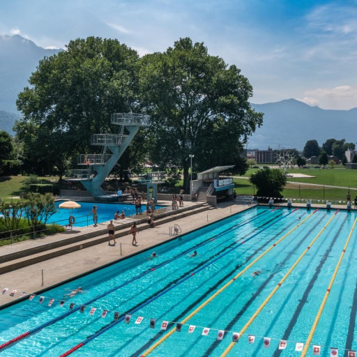 Si tuffa dal bordo piscina e riporta ferite di una certa gravità